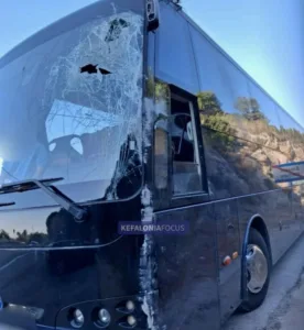 Κεφαλονιά: Τουριστικό πούλμαν έπεσε πάνω σε...μπαλκόνι! ΦΩΤΟΓΡΑΦΙΕΣ