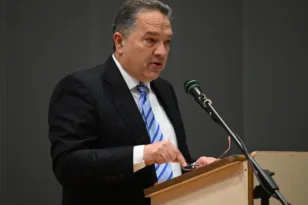 Σβόλης σε Πελετίδη: «Πάρτε κι άλλο προσωπικό στην καθαριότητα. Λεφτά υπάρχουν»