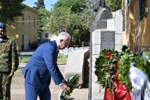 Στεφάνι στη μνήμη των αγωνιστών: Ο Τασούλας τίμησε την Αντίσταση ανήμερα της 51ης επετείου της Δημοκρατίας