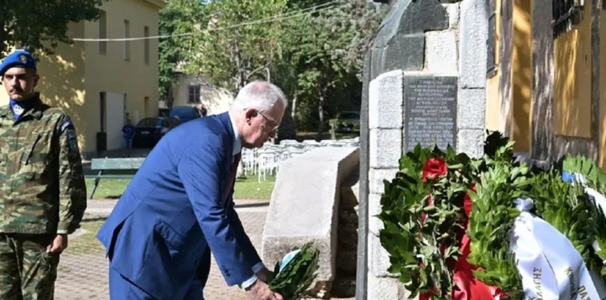 Στεφάνι στη μνήμη των αγωνιστών: Ο Τασούλας τίμησε την Αντίσταση ανήμερα της 51ης επετείου της Δημοκρατίας