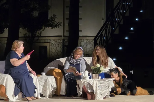 «Οι δρόμοι της Σαλάμ»: Συγκίνηση και μηνύματα στο Υπαίθριο Θέατρο Παππά