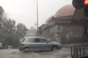 Θεσσαλονίκη: Πλημμυρισμένοι δρόμοι, προβλήματα στην κυκλοφορία και παρεμβάσεις Πυροσβεστικής από την ξαφνική κακοκαιρία BINTEO
