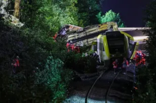 Εκτροχιασμός τρένου στη Γερμανία: Τρεις νεκροί και δεκάδες τραυματίες