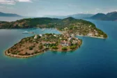Ανατράπηκε σκάφος στα Τριζόνια, τρεις στο νοσοκομείο!