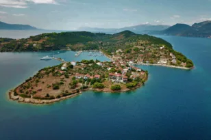 Ανατράπηκε σκάφος στα Τριζόνια, τρεις στο νοσοκομείο!