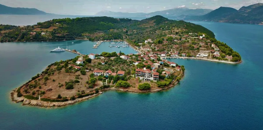 Ανατράπηκε σκάφος στα Τριζόνια, τρεις στο νοσοκομείο! Ανατράπηκε σκάφος στα Τριζόνια, τρεις στο νοσοκομείο!