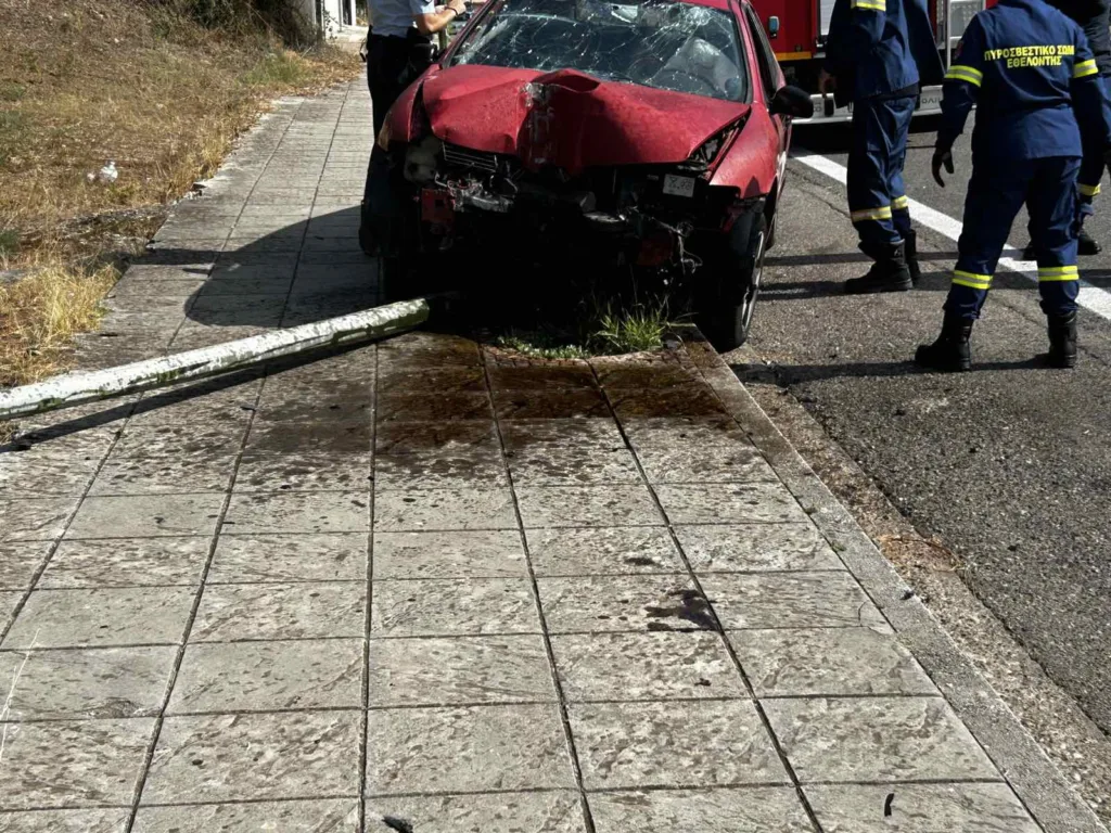 Αυτοκίνητο καρφώθηκε σε κολόνα! Τραυματίας 22χρονος οδηγός ΦΩΤΟ