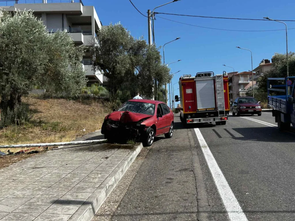 Αυτοκίνητο καρφώθηκε σε κολόνα! Τραυματίας 22χρονος οδηγός ΦΩΤΟ