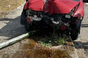 Αυτοκίνητο καρφώθηκε σε κολόνα! Τραυματίας 22χρονος οδηγός ΦΩΤΟ