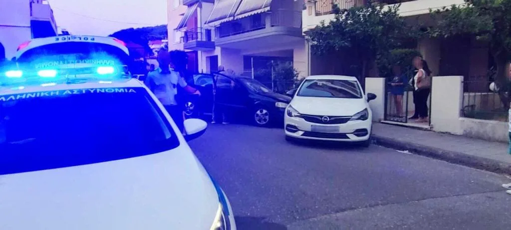 «Τρελή πορεία» αυτοκινήτου στο Αγρίνιο, στο νοσοκομείο οδηγός ΦΩΤΟ