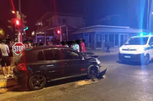 Τροχαίο στην Αρτέμιδα: Αυτοκίνητα συγκρούστηκαν σε κεντρικό δρόμο και διαλύθηκαν ΦΩΤΟ