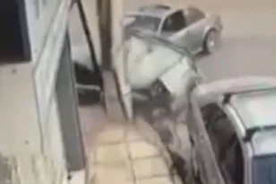 ΒΙΝΤΕΟ η στιγμή του τροχαίου στο Ιλιον με τρεις τραυματίες