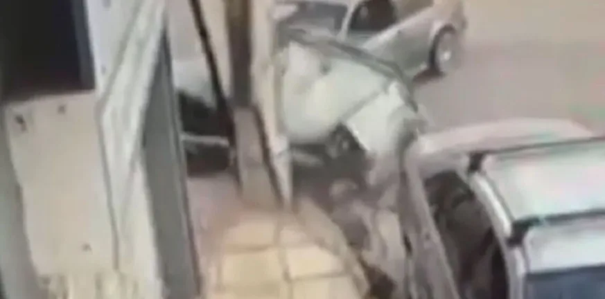 ΒΙΝΤΕΟ η στιγμή του τροχαίου στο Ιλιον με τρεις τραυματίες ΒΙΝΤΕΟ η στιγμή του τροχαίου στο Ιλιον με τρεις τραυματίες