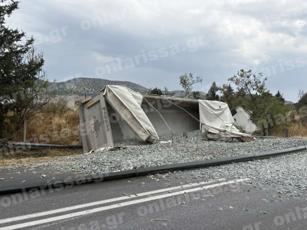 Τροχαίο στην Λάρισα: Εκτός πορείας νταλίκα κατέληξε στον παράδρομο