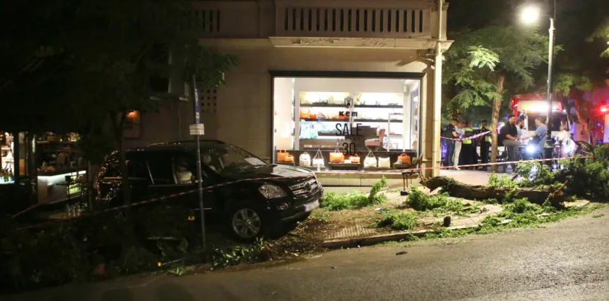 Κολωνάκι: Mercedes χωρίς χειρόφρενο παρέσυρε πεζούς - Τουλάχιστον 11 τραυματίες, ο ένας σοβαρά Κολωνάκι: Mercedes χωρίς χειρόφρενο παρέσυρε πεζούς - Τουλάχιστον 11 τραυματίες, ο ένας σοβαρά