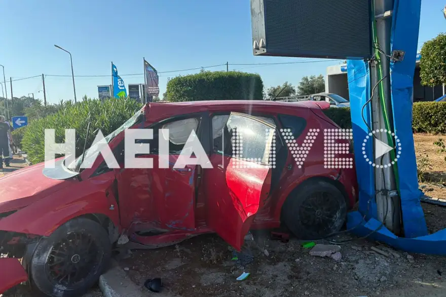 Τροχαίο σοκ: ΙΧ καρφώθηκε σε βενζινάδικο μετά από σύγκρουση με λεωφορείο! ΒΙΝΤΕΟ, ΦΩΤΟ