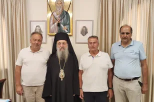 Το νέο Προεδρείο του Εμπορικού Συλλόγου Πατρών με τον Μητροπολίτη Πατρών 