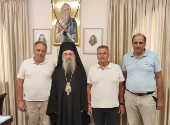 Το νέο Προεδρείο του Εμπορικού Συλλόγου Πατρών με τον Μητροπολίτη Πατρών Το νέο Προεδρείο του Εμπορικού Συλλόγου Πατρών με τον Μητροπολίτη Πατρών