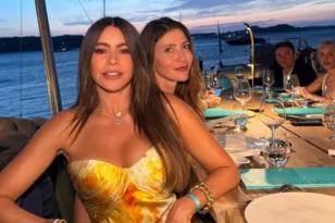 Σοφία Βεργκάρα: Γενέθλια στη Σαρδηνία με τον Τομ Μπρέιντι