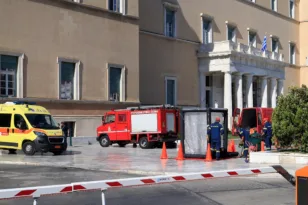 ΕΚΤΑΚΤΟ Ύποπτος φάκελος εντοπίστηκε έξω από τη Βουλή