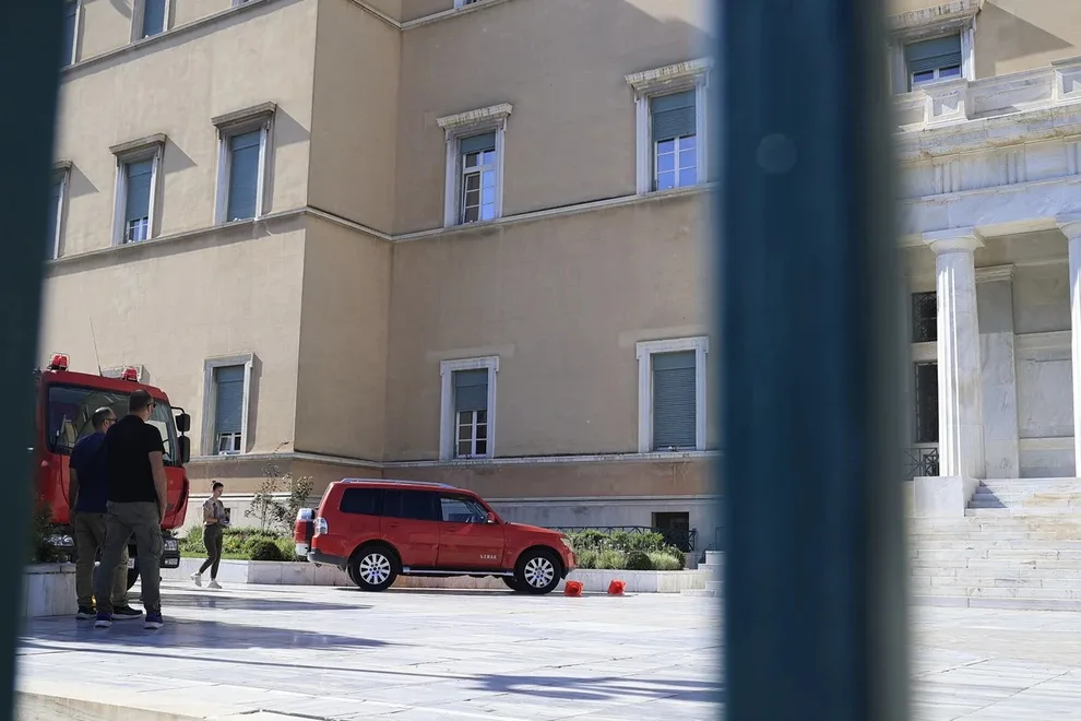 Βουλή: Περισυνελέγη ο ύποπτος φάκελος, στο ΚΕΕΛΠΝΟ για ανάλυση - Παραλήπτης ο Μητσοτάκης ΦΩΤΟ - ΝΕΟΤΕΡΑ