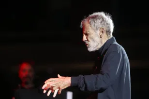 Ο Σταύρος Ξαρχάκος φέρνει το «Ταξίδι στο Φως» στο Κάστρο Ρίου – Μια βραδιά κάτω από τα άστρα