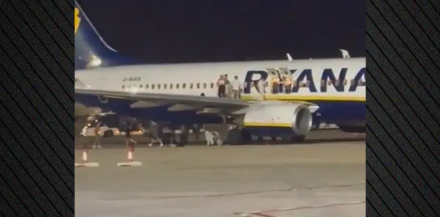 Αεροσκάφος της Ryanair πήρε «φωτιά» σε αεροδρόμιο της Ισπανίας ΒΙΝΤΕΟ Αεροσκάφος της Ryanair πήρε «φωτιά» σε αεροδρόμιο της Ισπανίας ΒΙΝΤΕΟ