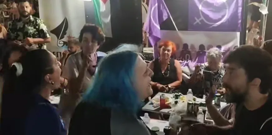 «Μας λένε άντρες με φουστάνια, ρωμαλέους νταήδες που έσπασαν στο ξύλο αθώες γυναικούλες» «Μας λένε άντρες με φουστάνια, ρωμαλέους νταήδες που έσπασαν στο ξύλο αθώες γυναικούλες»