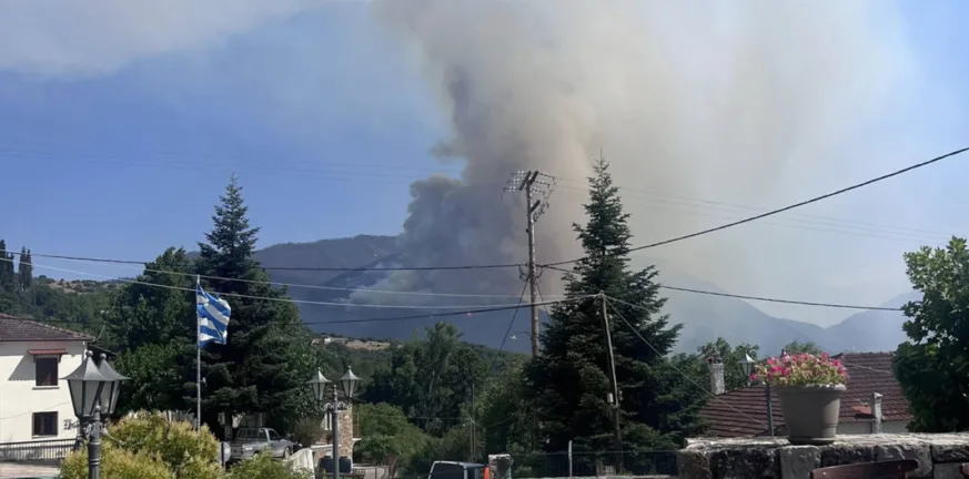 Μεγάλη η αναζωπύρωση της φωτιάς στο Μαυροβούνι Φενεού ΒΙΝΤΕΟ Μεγάλη η αναζωπύρωση της φωτιάς στο Μαυροβούνι Φενεού ΒΙΝΤΕΟ