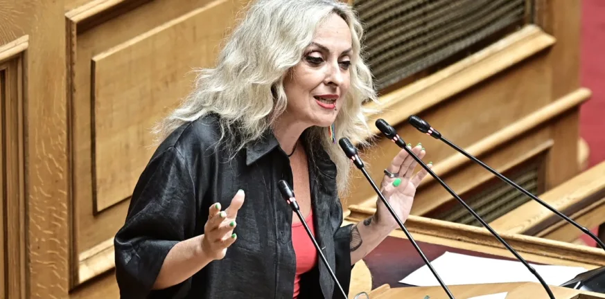 Ποια είναι η βουλευτής που τραγούδησε από το βήμα της Βουλής! ΒΙΝΤΕΟ Ποια είναι η βουλευτής που τραγούδησε από το βήμα της Βουλής! ΒΙΝΤΕΟ