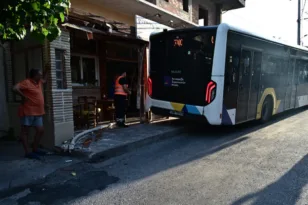 Μενίδι: Λεωφορείο...μπήκε σε ψητοπωλείο! ΦΩΤΟ