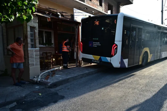 Μενίδι: Λεωφορείο...μπήκε σε ψητοπωλείο! ΦΩΤΟ