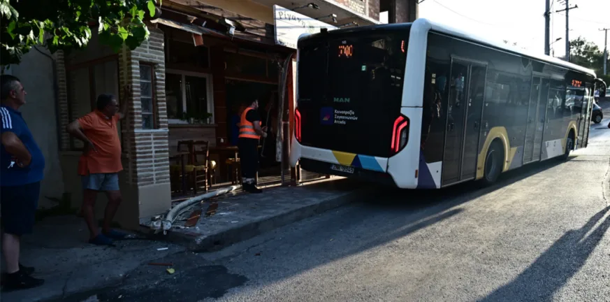 Μενίδι: Λεωφορείο...μπήκε σε ψητοπωλείο! ΦΩΤΟ