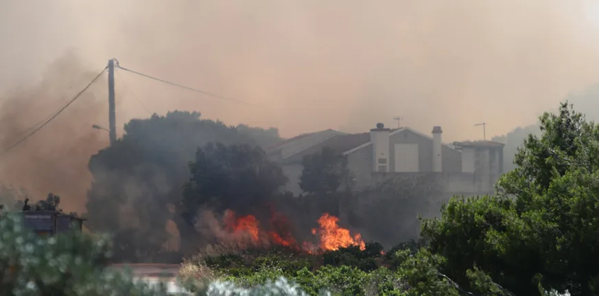 Ανεξέλεγκτη η φωτιά στη Λεωφόρο Μαραθώνος στη Ραφήνα - Απεγκλωβισμοί ατόμων, εκκενώσεις οικισμών ΦΩΤΟ