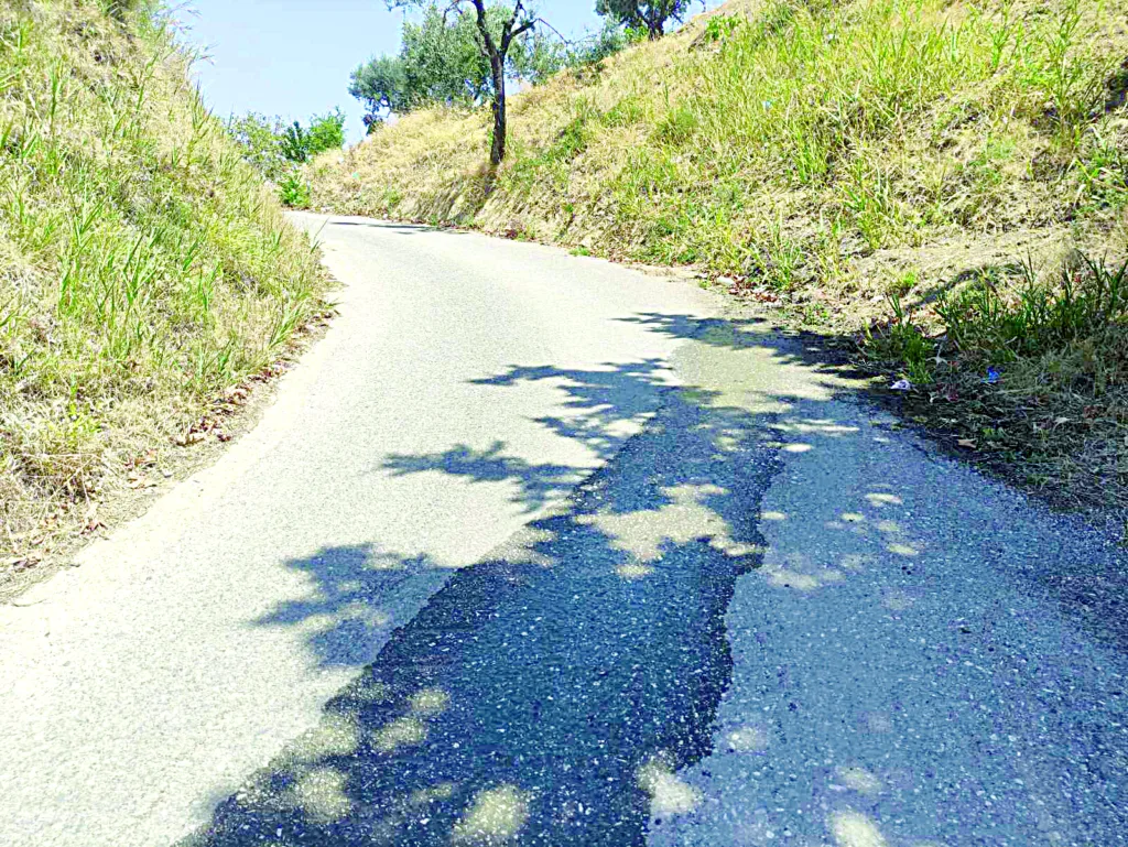 Πάτρα - ΧΥΤΑ Ξερόλακκας: Δυσοσμία, σιωπή και εγκατάλειψη, αυτοψία της «Π» ΦΩΤΟ Λύματα τρέχουν μέσα στους δρόμους της Ξερόλακκας