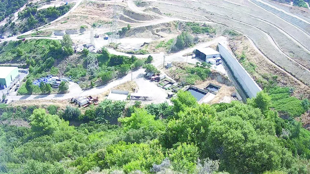Πάτρα - ΧΥΤΑ Ξερόλακκας: Δυσοσμία, σιωπή και εγκατάλειψη, αυτοψία της «Π» ΦΩΤΟ Από το 2014 έως σήμερα, κατασκευάστηκαν τρία νέα κύτταρα και τοίχος αντιστήριξης.