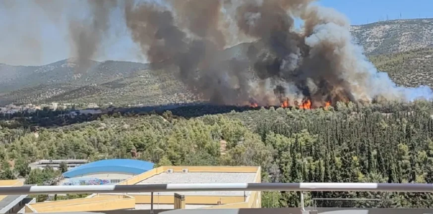 Οριοθετήθηκε η φωτιά στους πρόποδες του Υμηττού, ισχυρές δυνάμεις στο σημείο ΝΕΟΤΕΡΑ