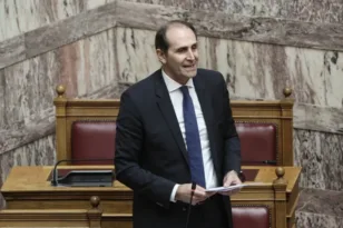 Απόστολος Βεσυρόπουλος: Δραματικές στιγμές μόλις κατέρρευσε σε beach bar – Ο Κ. Μητσοτάκης τον αποχαιρετά