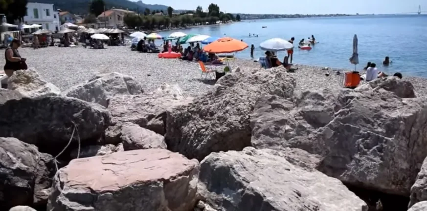Πάτρα: Νέα διάσωση λουόμενης στα Αραχωβίτικα - Νεαρή ναυαγοσώστρια έσωσε 60χρονη
