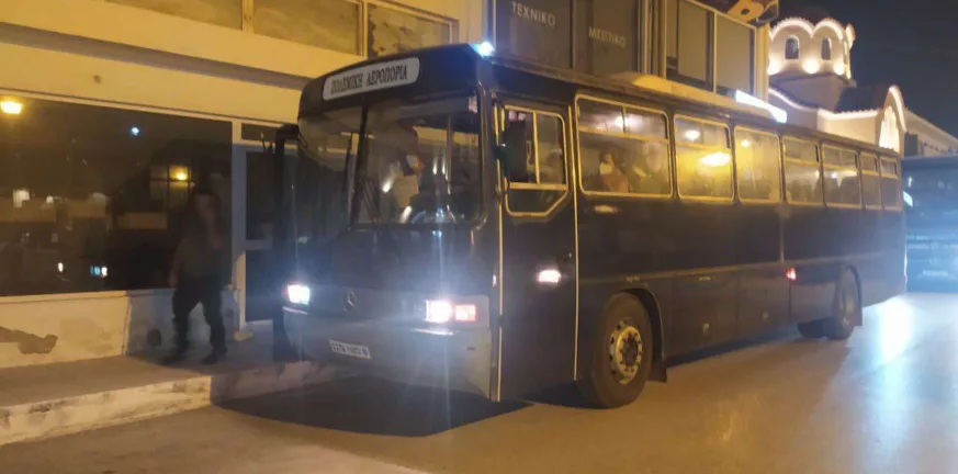 Φωτιά στην Αχαΐα: Εκκένωση της Κάτω Αχαΐας με λεωφορεία της Πολεμικής Αεροπορίας ΒΙΝΤΕΟ