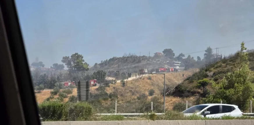 Φωτιά τώρα στον Κάλαμο Αττικής - Στο σημείο η Πυροσβεστική
