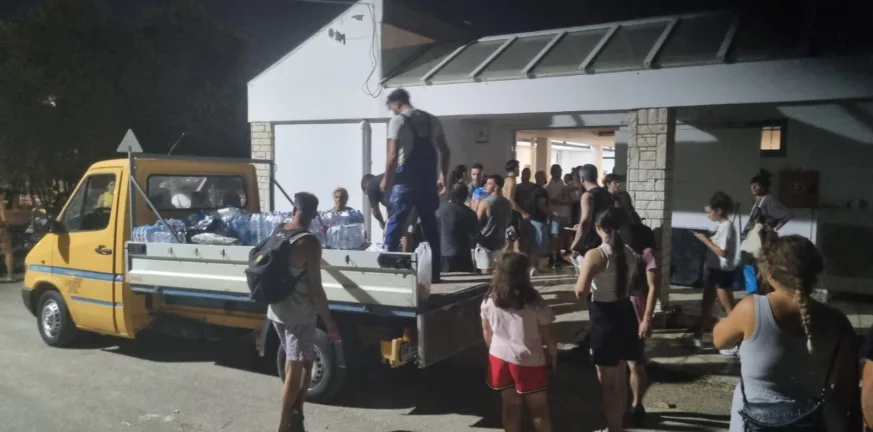 Πάτρα: Ξεκίνησε η διανομή εμφιαλωμένου νερού σε συνοικίες