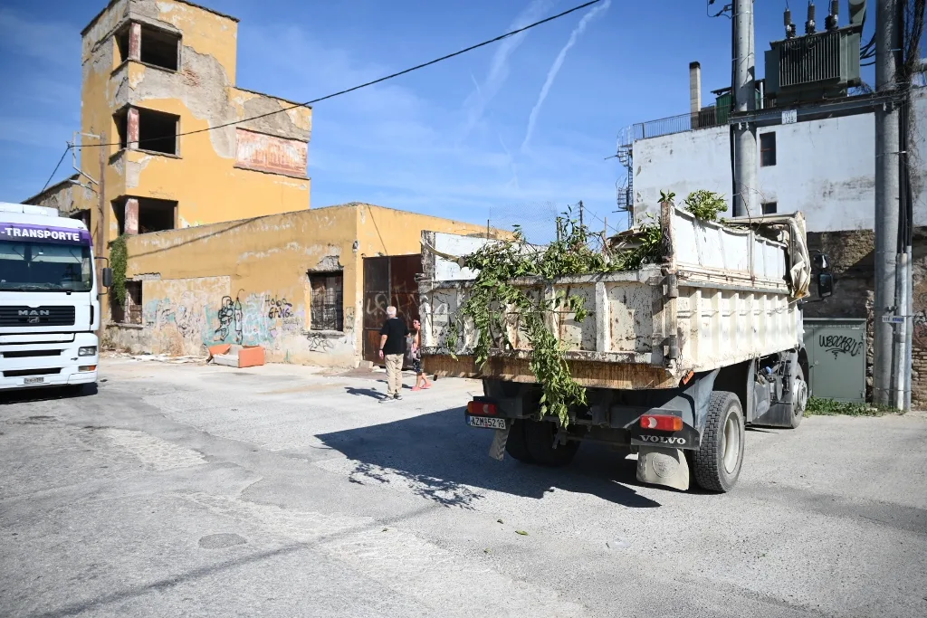 Πάτρα: Κάηκαν τουλάχιστον 150 κάδοι απορριμμάτων από τις φωτιές - Προχωρά η αποκατάσταση