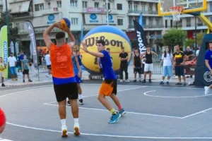 Εβρεξε τρίποντα στο τουρνουά 3on3 στην πλατεία Γεωργίου Α΄