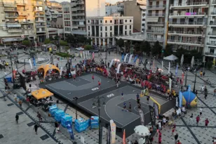 Εβρεξε τρίποντα στο τουρνουά 3on3 στην πλατεία Γεωργίου Α΄