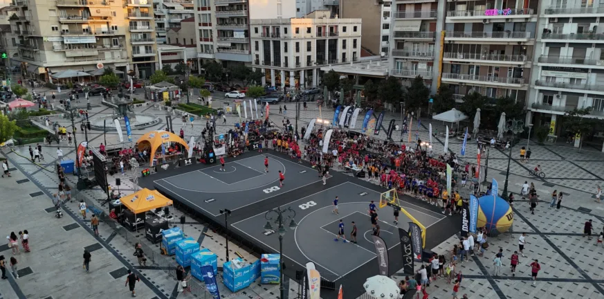 Εβρεξε τρίποντα στο τουρνουά 3on3 στην πλατεία Γεωργίου Α΄ Εβρεξε τρίποντα στο τουρνουά 3on3 στην πλατεία Γεωργίου Α΄
