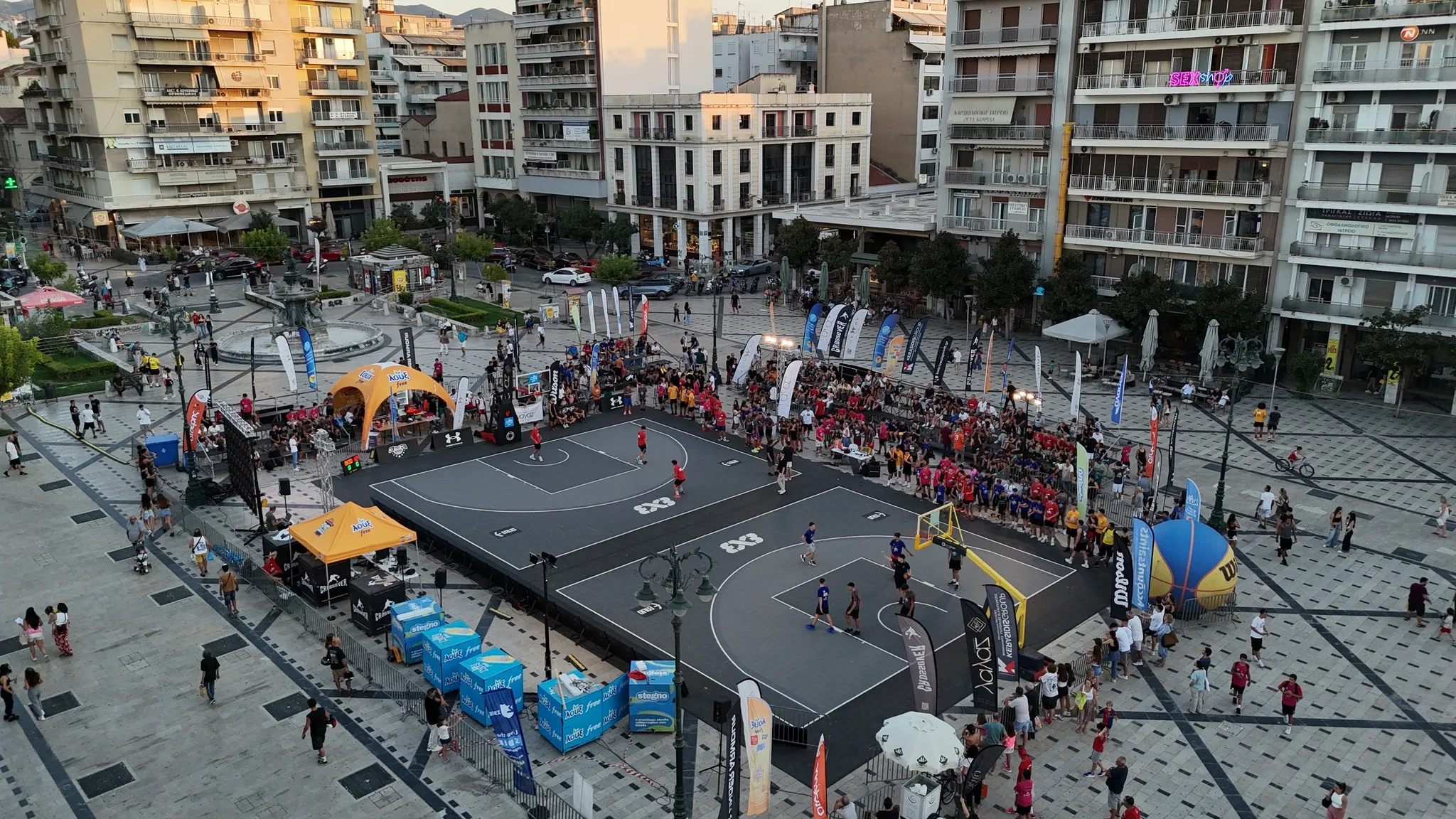 Εβρεξε τρίποντα στο τουρνουά 3on3 στην πλατεία Γεωργίου Α΄