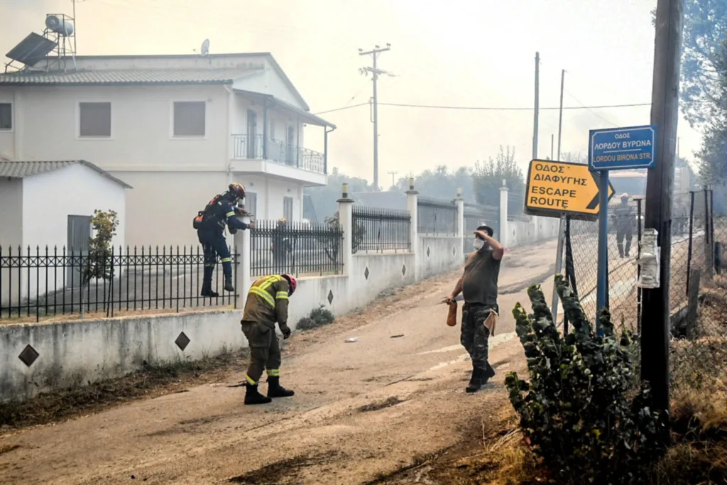 Πυρκαγιά στην Αχαΐα: Διένυσε 25χλμ. καίγοντας σπίτια, επιχειρήσεις και καλλιέργεις ΦΩΤΟΡΕΠΟΡΤΑΖ