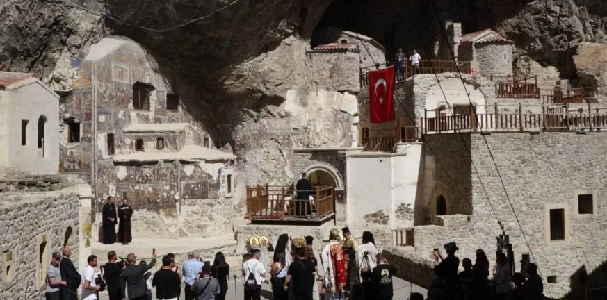 Με μόλις 50 άτομα η Θεία Λειτουργία στην Παναγία Σουμελά και ευχαριστίες στον Ερντογάν Με μόλις 50 άτομα η Θεία Λειτουργία στην Παναγία Σουμελά και ευχαριστίες στον Ερντογάν