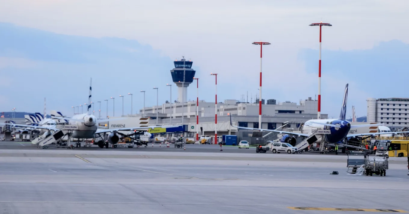 Ξεκίνησε η αποκατάσταση του προβλήματος στο αεροδρόμιο «Βενιζέλος», πραγματοποιούνται πτήσεις